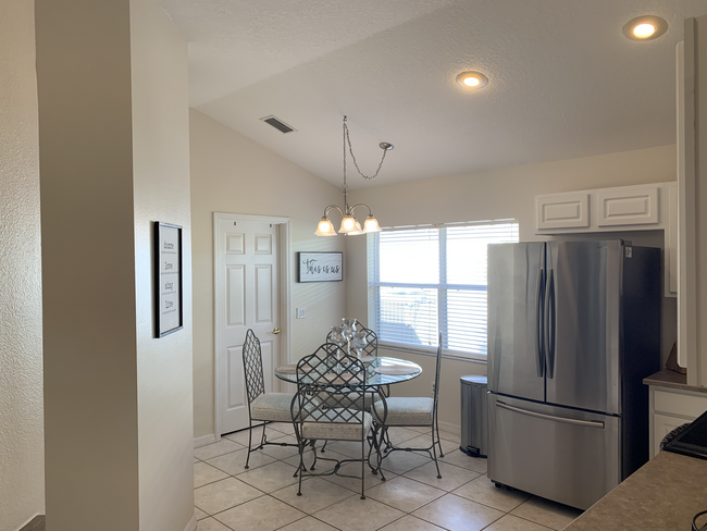 Kitchen with eat in area - 10 Tanglewood Ct