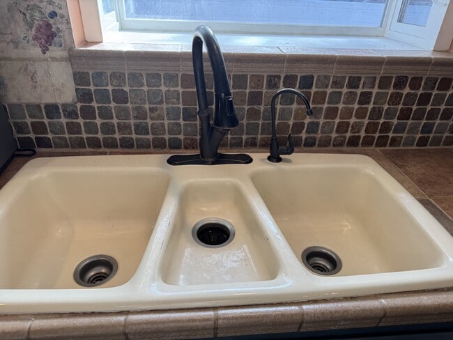 Building Photo - 1855 King Edward Dr