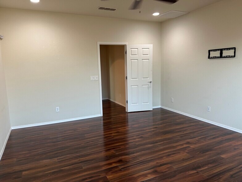 Building Photo - 1019 W Spur Dr