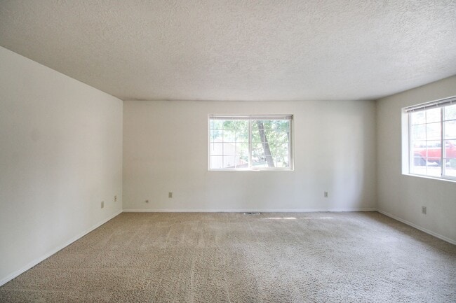 Building Photo - 3200 Lorian Ln SE