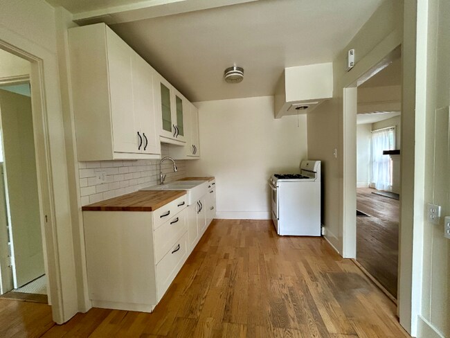 Building Photo - 3442 1st St