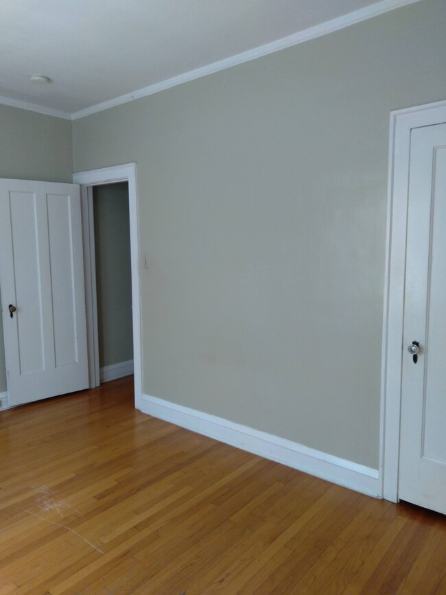 Building Photo - First Floor, Rarely Available, Spacious 1 ...