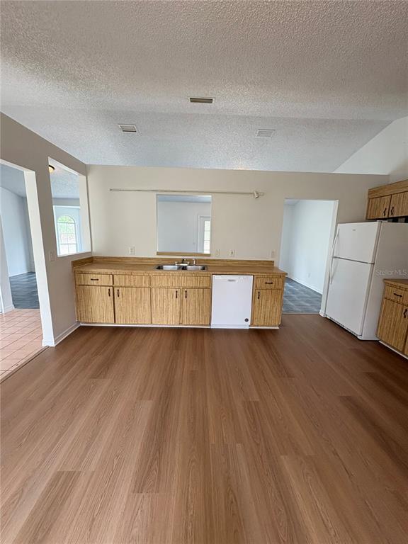 Building Photo - 28 Oak Run