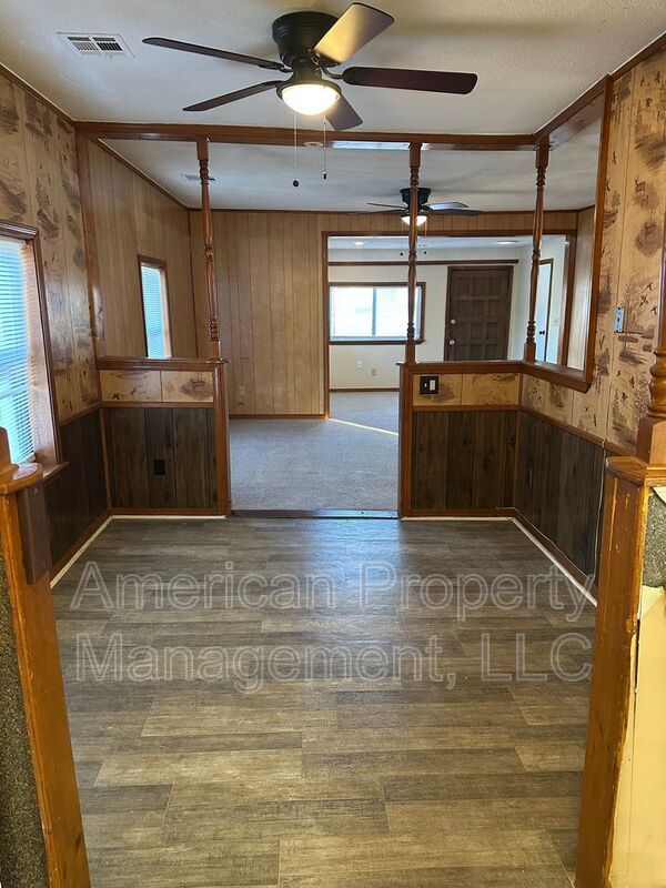 Building Photo - 1928 N Columbia Pl