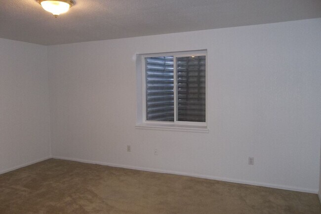 Building Photo - Spacious 5 Bedroom Home in Windsor