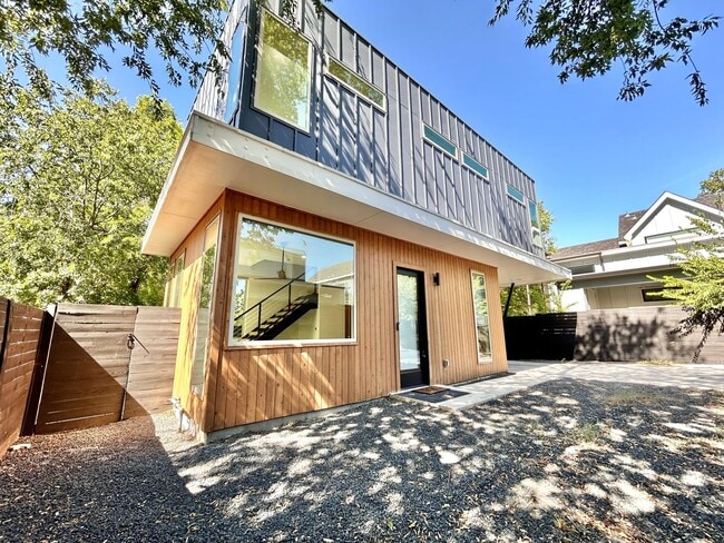 Primary Photo - Spacious 2/BR 2.5/BA Modern Home with Abun...