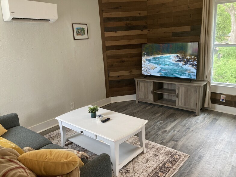 Living room - 1504 Pierce St