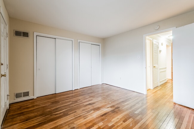 Building Photo - 1804 Swann St NW