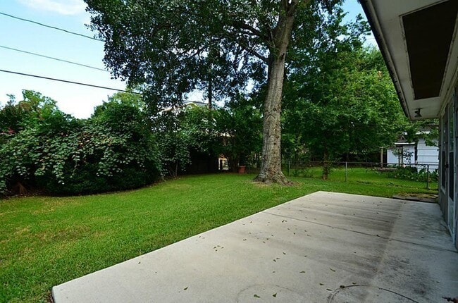 Building Photo - 5121 Maple St