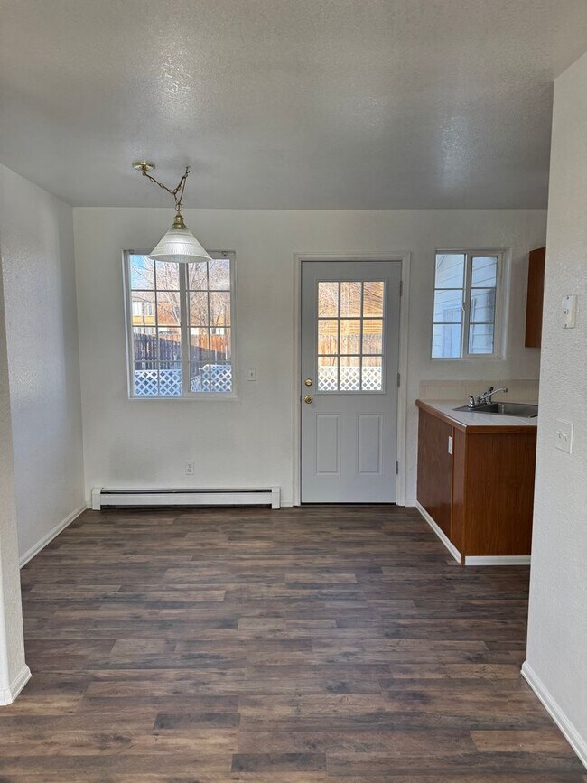 Building Photo - 481 1/2 Tracy Dr