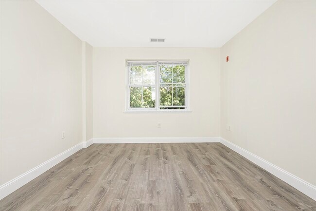 Building Photo - 120 Wyllis Ave