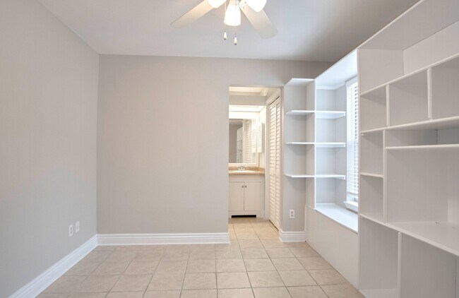 Building Photo - Beautiful 2-Bedroom, 2-Bath Duplex Near Ho...