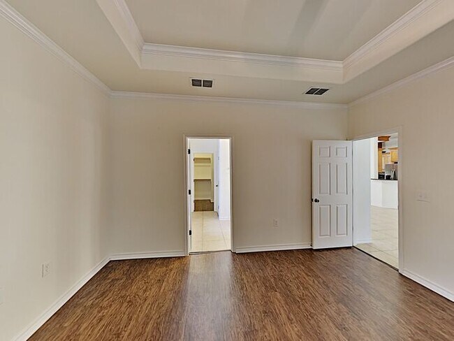 Building Photo - No Applications Fees* $500 off first month...