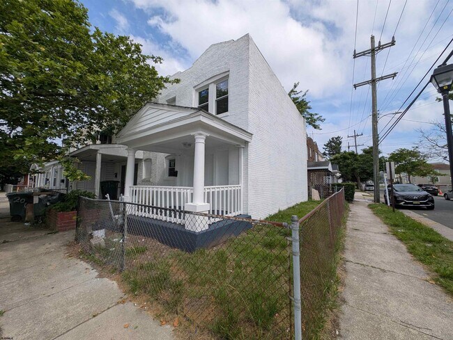 Building Photo - 1930 Grant Ave