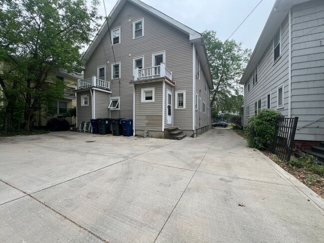 Building Photo - 3081-3081 Meadowbrook Blvd