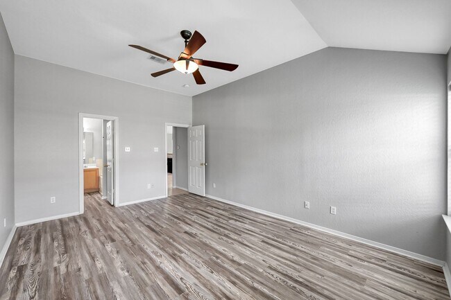 Building Photo - Cozy and quiet 4 bed 2 bath