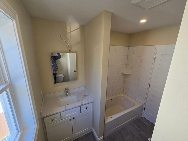 Building Photo - 3bed/3 bath in Brighton