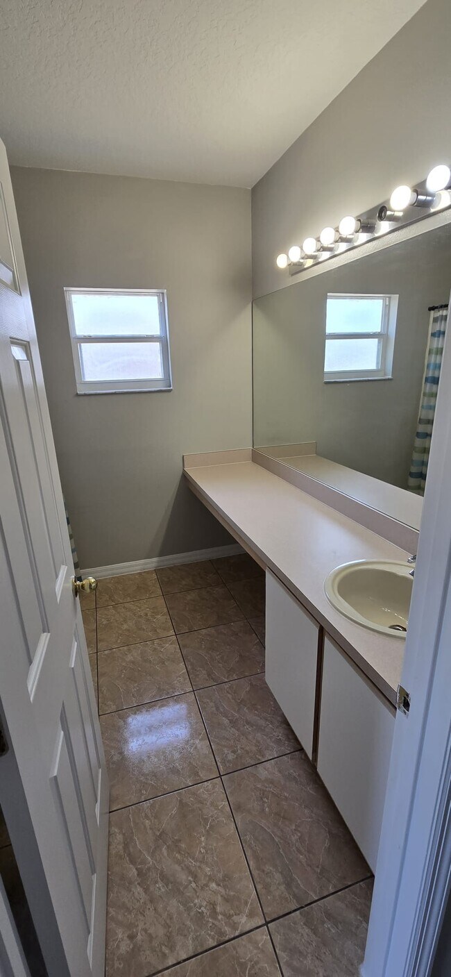 Building Photo - 607 Escondido Ct