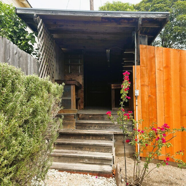 Building Photo - 524 Western Ave