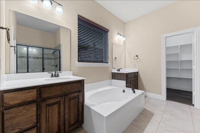 Building Photo - Ready for Immediate Move-In!  4 Bed 3 Bath Renovated 2605 SQFT House in Reserves at Westridge
