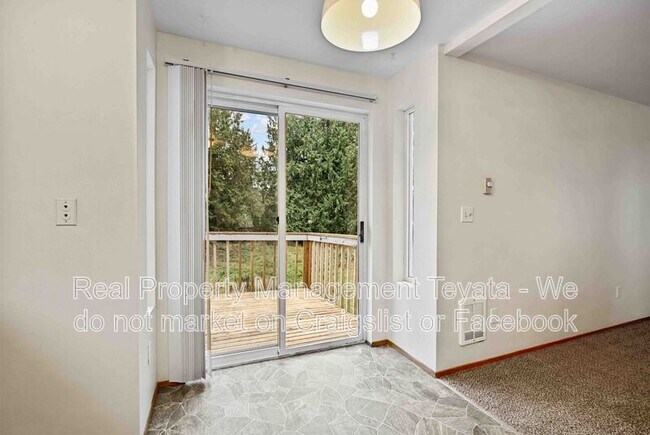 Building Photo - 2421 Bickford Ave