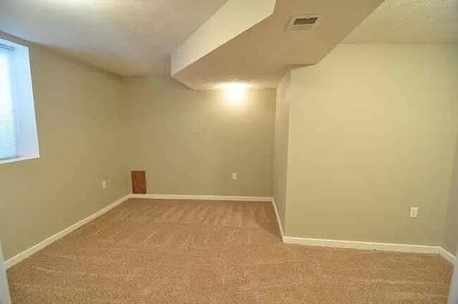 Building Photo - 5 Bedroom Home Available Now!