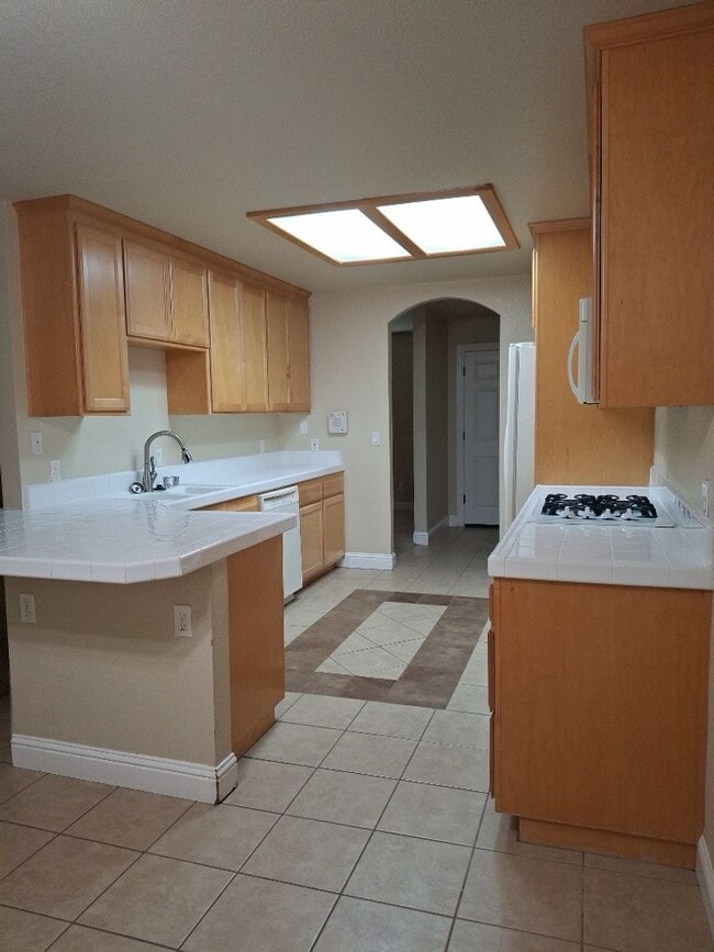 Building Photo - Central Roseville Single Story, 3 Bedroom, 2 Bath, 2 Car Garage Close to schools & Shopping