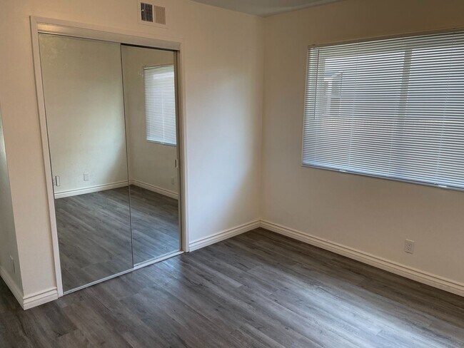 Building Photo - Single Level 4 Bedroom 2 Bath Home in Seal...