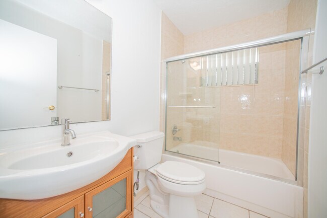 Building Photo - 101 Waterford D