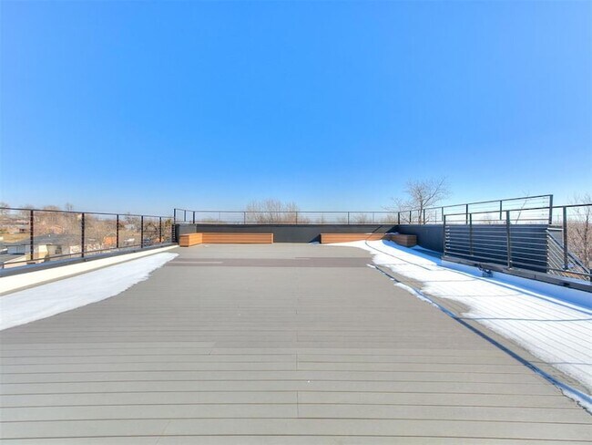 Building Photo - 605 N Idaho Ave