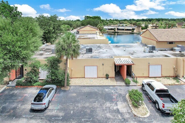 Building Photo - 15547 Braemar Ct