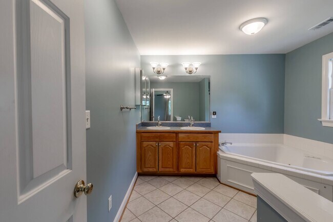 Building Photo - 2204 Palisade Ct