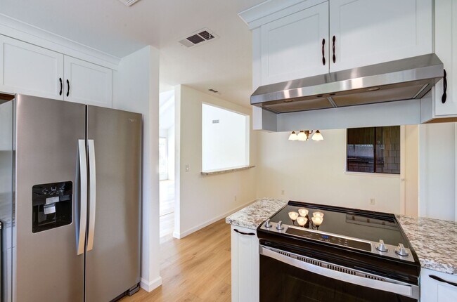 Building Photo - 1067 W Sierra Ave