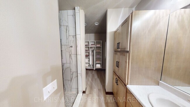 Building Photo - WALK IN AND AMENITY FILLED THREE BEDROOM TOWNHOME!