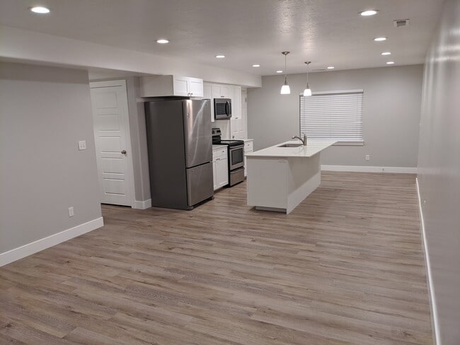 Building Photo - 540 E 200 S