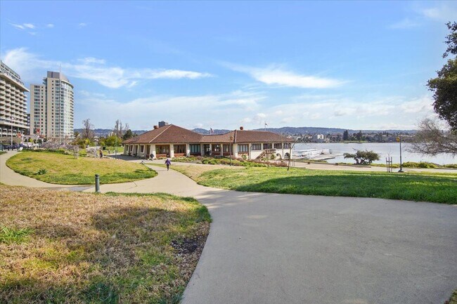 Building Photo - 1425 Lakeside Dr