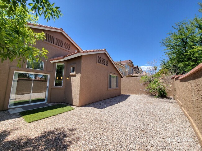 Building Photo - 10124 Hill Country Ave