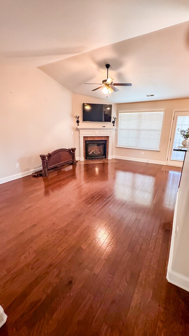 Building Photo - 2805 Slate Dr SW