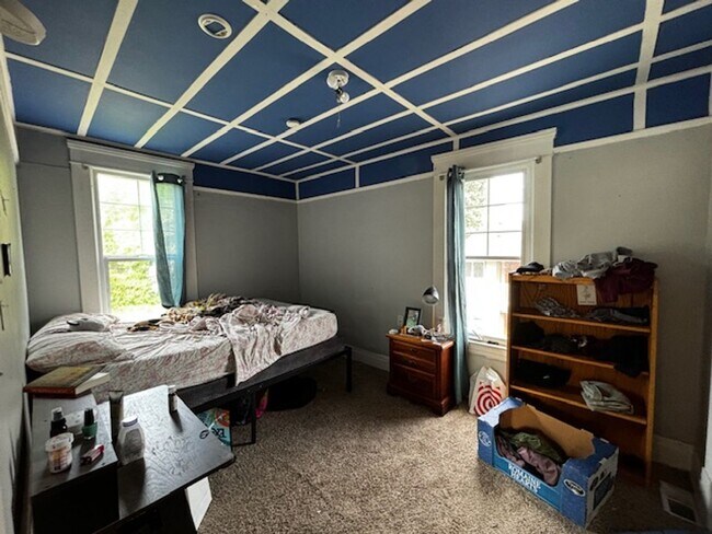 Building Photo - 7 Bedroom House close to Shopping and What...