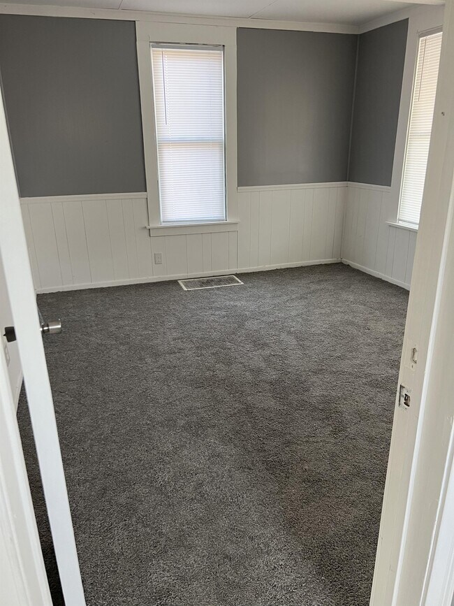 Building Photo - 1918 W Howett St