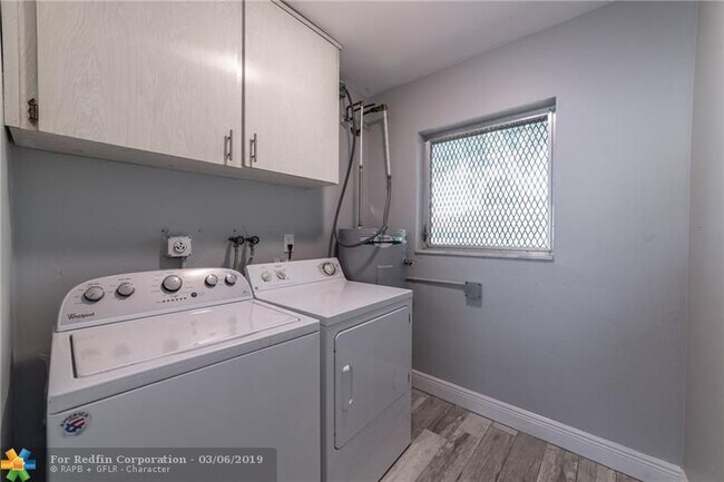 Building Photo - 2026 NE 33rd St
