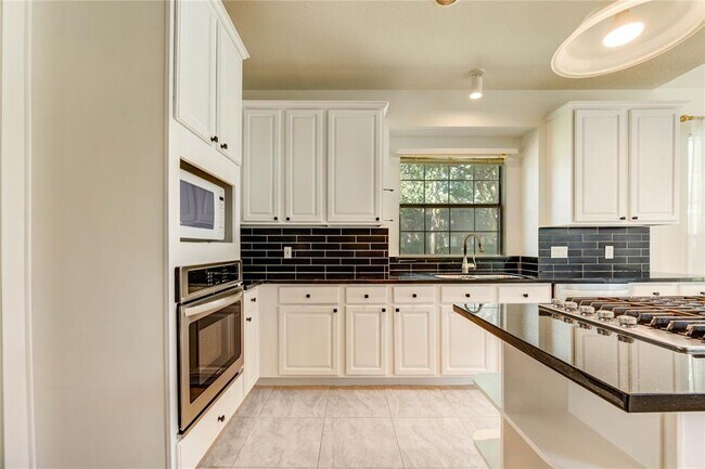 Building Photo - 8803 Memorial Creek Dr