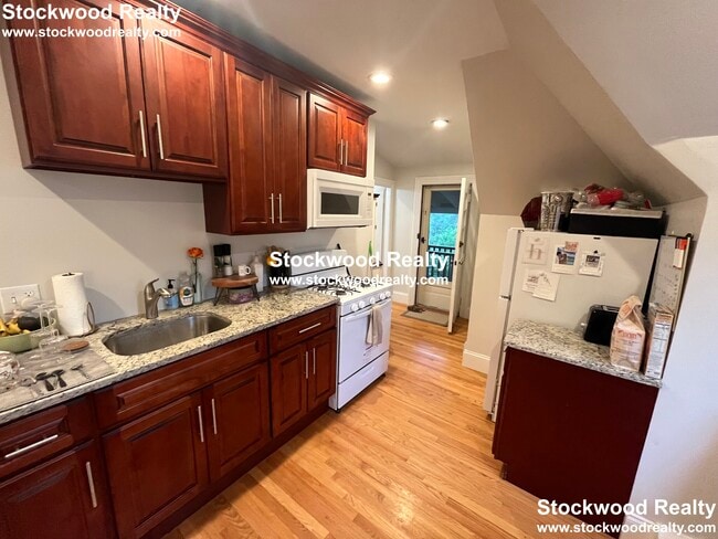 Building Photo - 90 Lyndhurst St