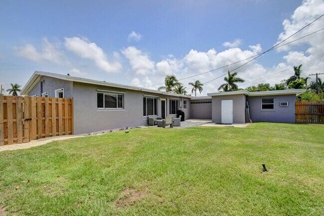 Building Photo - 1415 Crest Dr