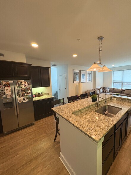 Building Photo - 1250 Diamond Ct