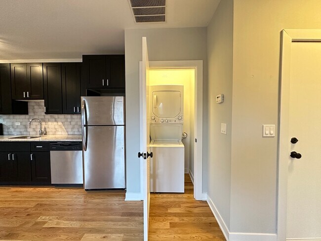 Building Photo - 2208 W Eastwood Ave