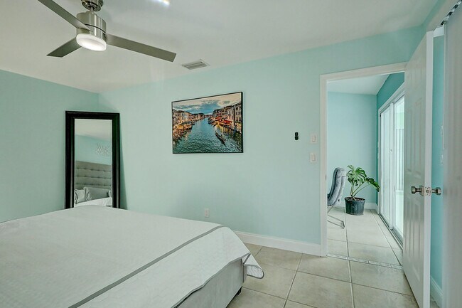 Building Photo - 238 SW Grove Ave