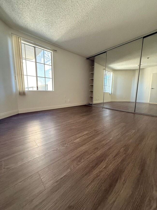 Building Photo - Clean & a Great Value Well Appointed Apartment