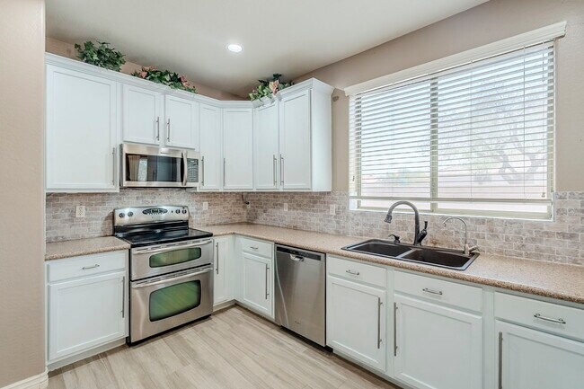 Building Photo - 2407 W Fawn Dr