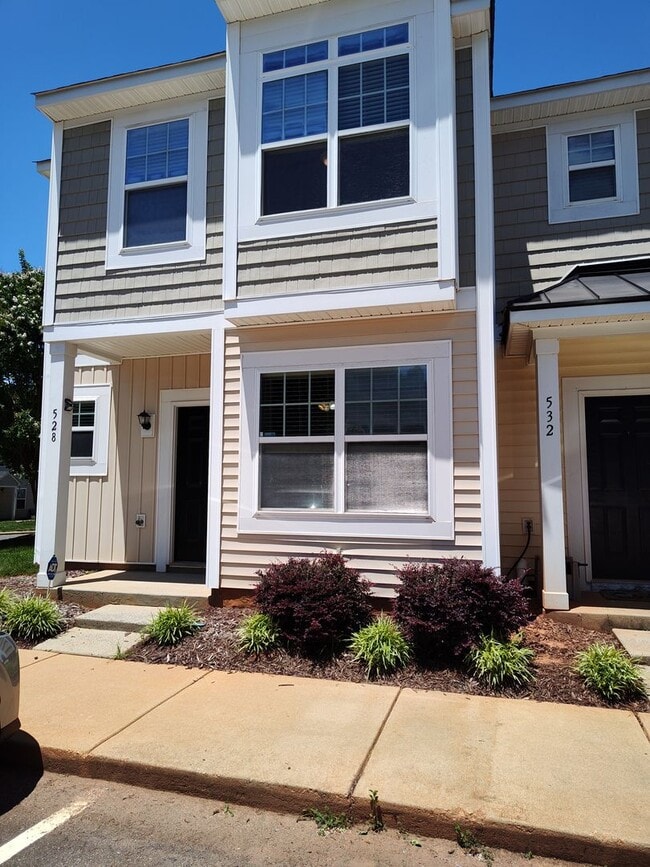 Building Photo - Move-in ready, Townhome Located in the Bra...